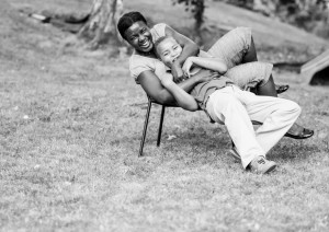 dokumentär familjefotografering utomhus i Huddinge