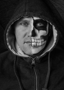 Halloween-sminkad-skelett-halfface