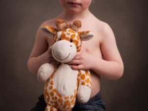 En trearing pojke och hans giraff