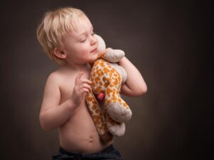 En trearing pojke och hans giraff