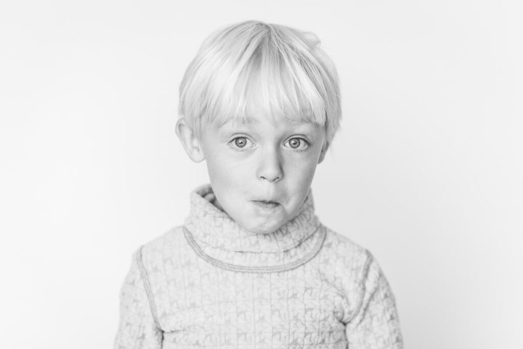 Porträtt av Hugo som gör "mamma-och-Hugo-minen" som ser lite förvånad och tokig ut