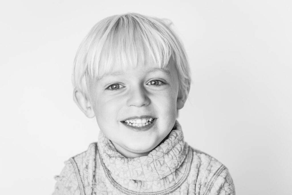 Porträtt av glad Hugo