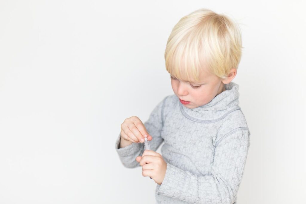 Bild på en busig Hugo som leker med såpbubblor