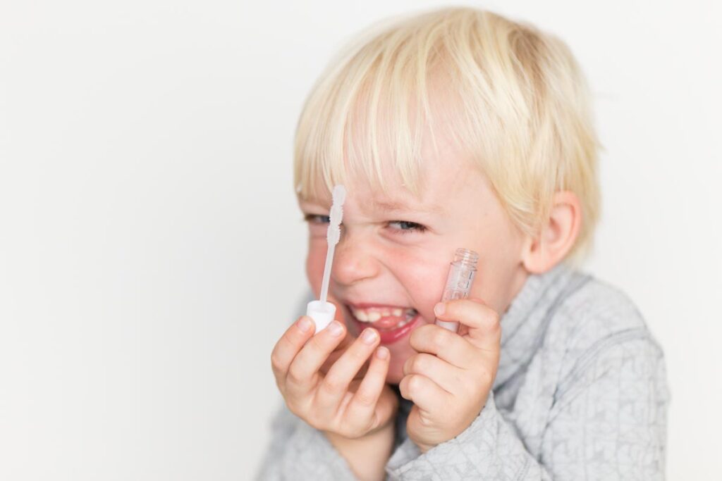 Bild på en busig Hugo som leker med såpbubblor