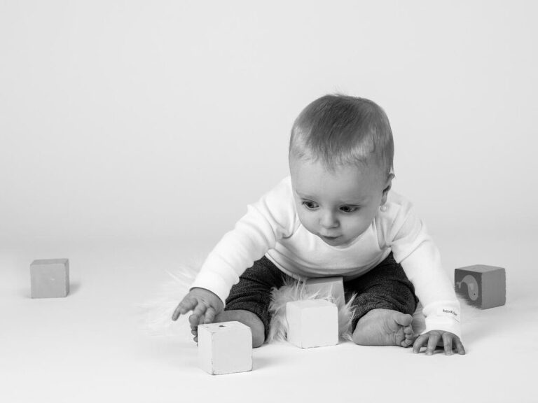 Bild av liten pojke som leker med klossar i studio