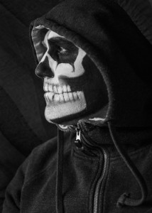 Halloween-sminkad-skelett-halfface