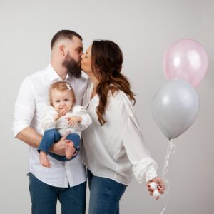 familjefotografering med ballonger