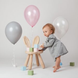 ettårig flicka med ballonger
