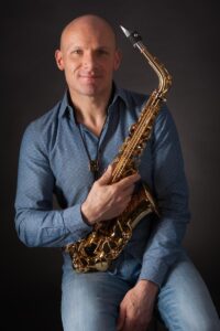 Företagsporträtt av saxofonisten Bobby Blue.