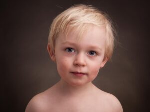 Ett portratt av en trearing pojke